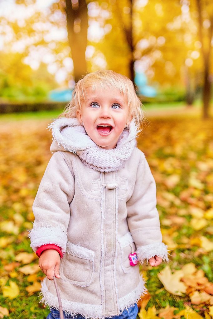 Красивые картинки осень девушка с листьями для детей (9)
