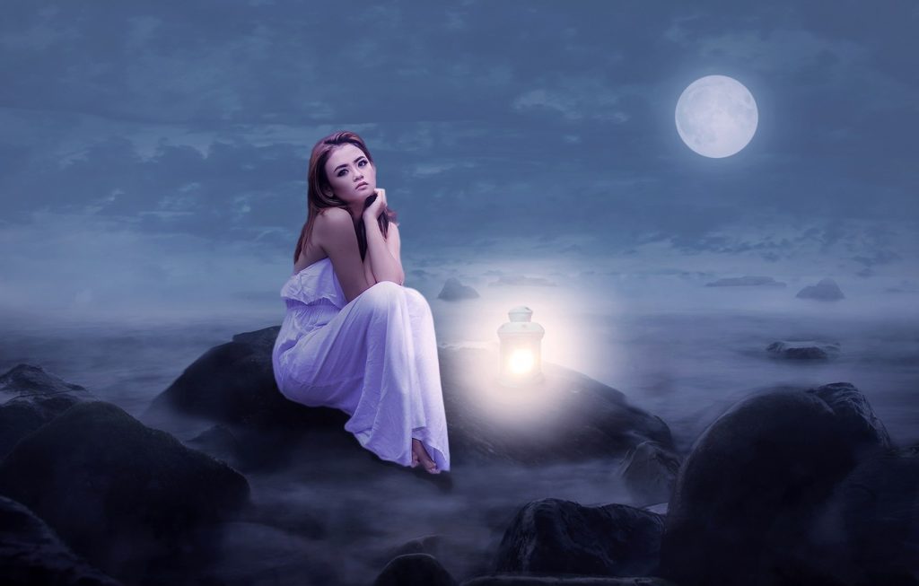 Красивые фото девушка на фоне луны005
