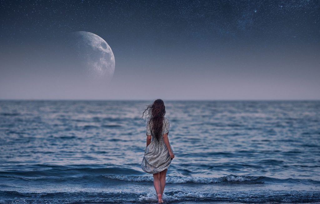 Красивые фото девушка на фоне луны015