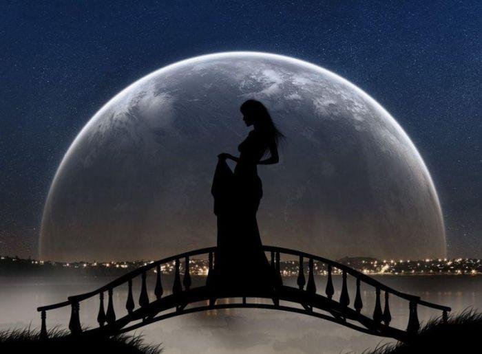 Красивые фото девушка на фоне луны018