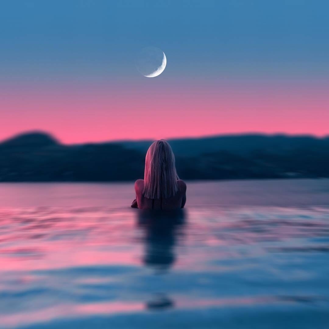 Красивые фото девушка на фоне луны019