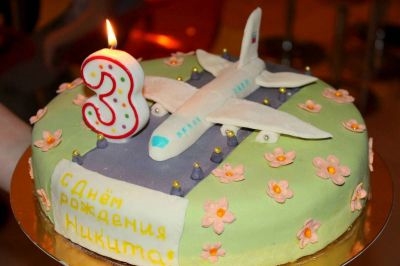 Красивый торт с рисунком самолета010