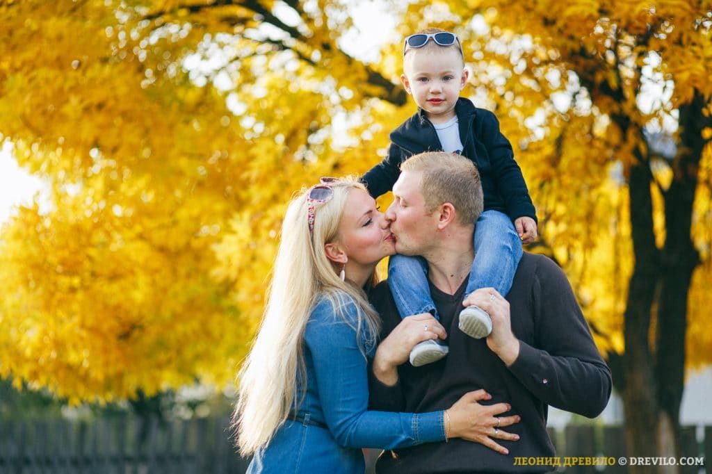 Осенняя семейная фотосессия на природе - фото идеи (10)