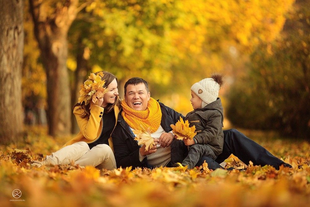 Осенняя семейная фотосессия на природе - фото идеи (7)