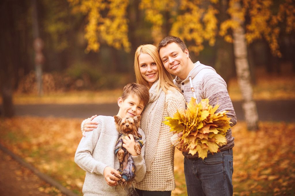 Осенняя семейная фотосессия на природе - фото идеи (8)