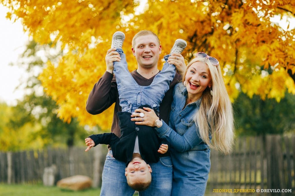 Осенняя семейная фотосессия на природе - фото идеи (9)