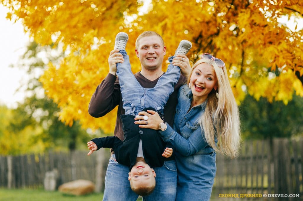 Осенняя семейная фотосессия на природе   фото идеи (9)