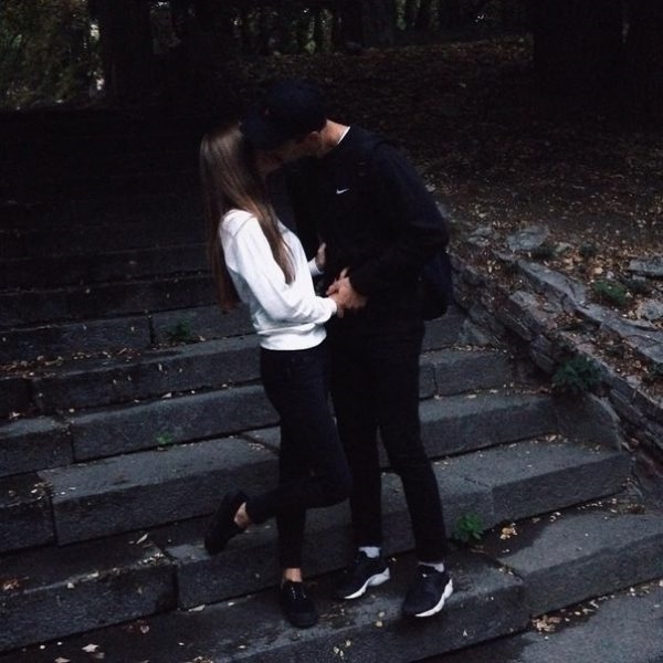 Парень и девушка целуются без лица фото на аву