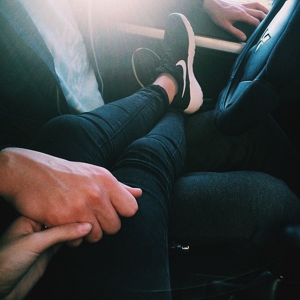 Руки влюбленных вместе в машине крупным планом | Премиум Фото