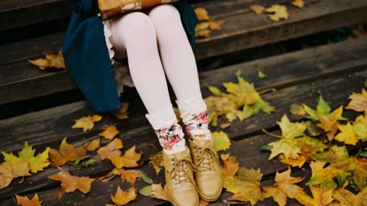 Топовые фото девушек с осенними листьями со спины (2)