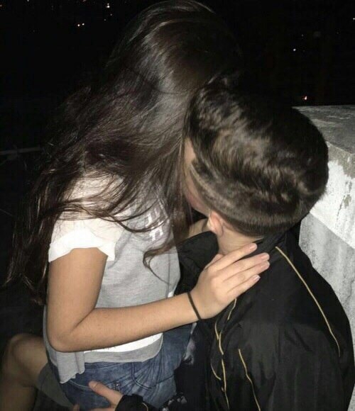 Фото девушка с парнем без лица целуются на аву002