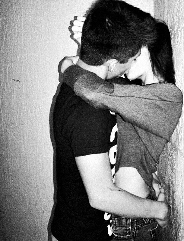 Фото девушка с парнем без лица целуются на аву015