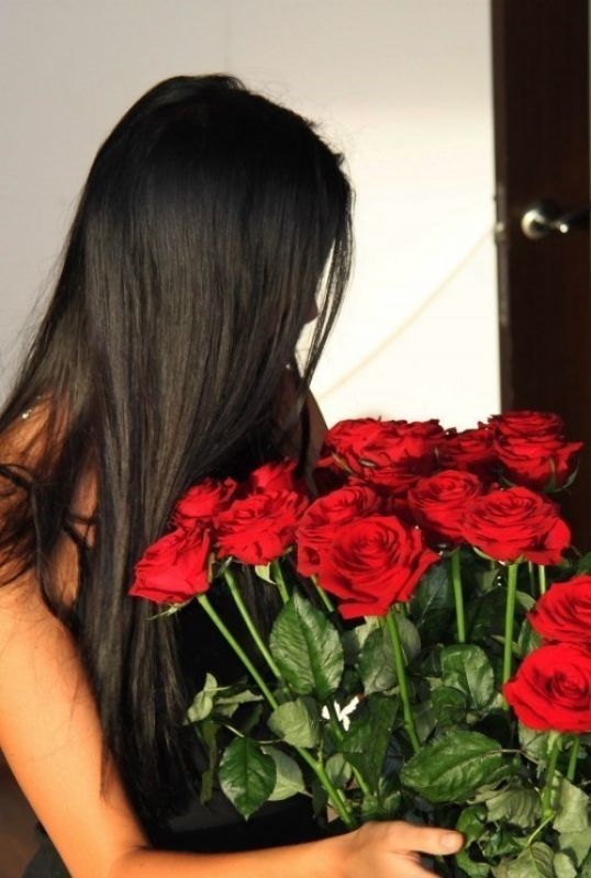Девушки с розами в руках фото на аву007