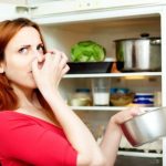 Как избавиться от неприятного запаха в холодильнике?