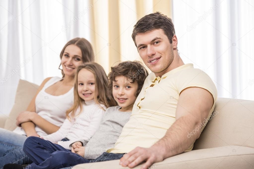 Лучшие картинки семья на диване (15)