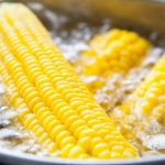 Сколько минут нужно варить кукурузу в початках?