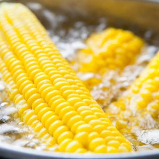 Сколько минут нужно варить кукурузу в початках