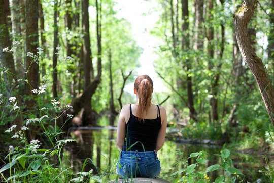 Девушка в лесу спиной фото и картинки подборка (16)