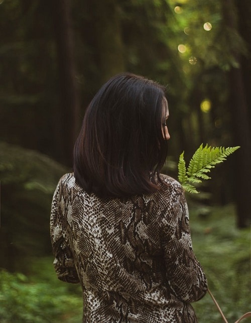 Девушка в лесу спиной фото и картинки - подборка (18)