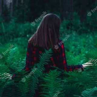 Девушка в лесу спиной фото и картинки   подборка (20)