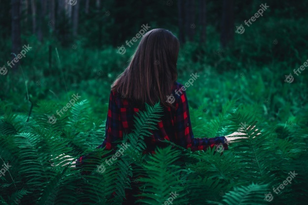 Девушка в лесу спиной фото и картинки подборка (20)