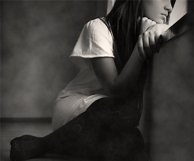 Черно белые грустные фото девушек для сохраненок (28)