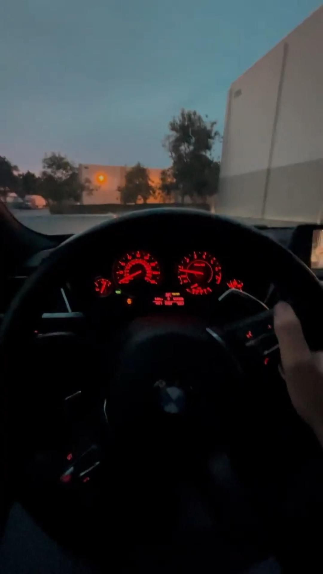 Красивые фото парень в машине ночью на заставку (21)