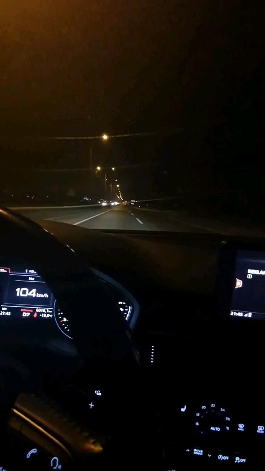 Красивые фото парень в машине ночью на заставку (23)