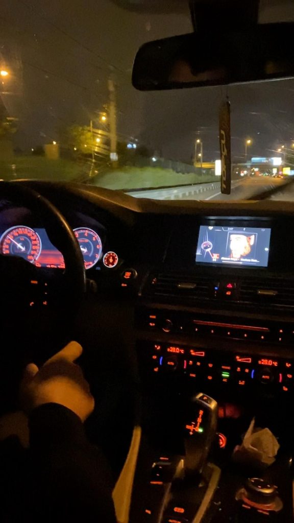 Красивые фото парень в машине ночью на заставку (33)