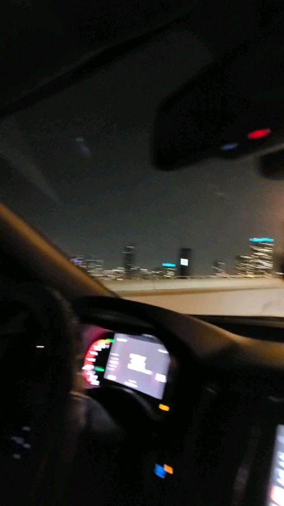 Красивые фото парень в машине ночью на заставку (4)