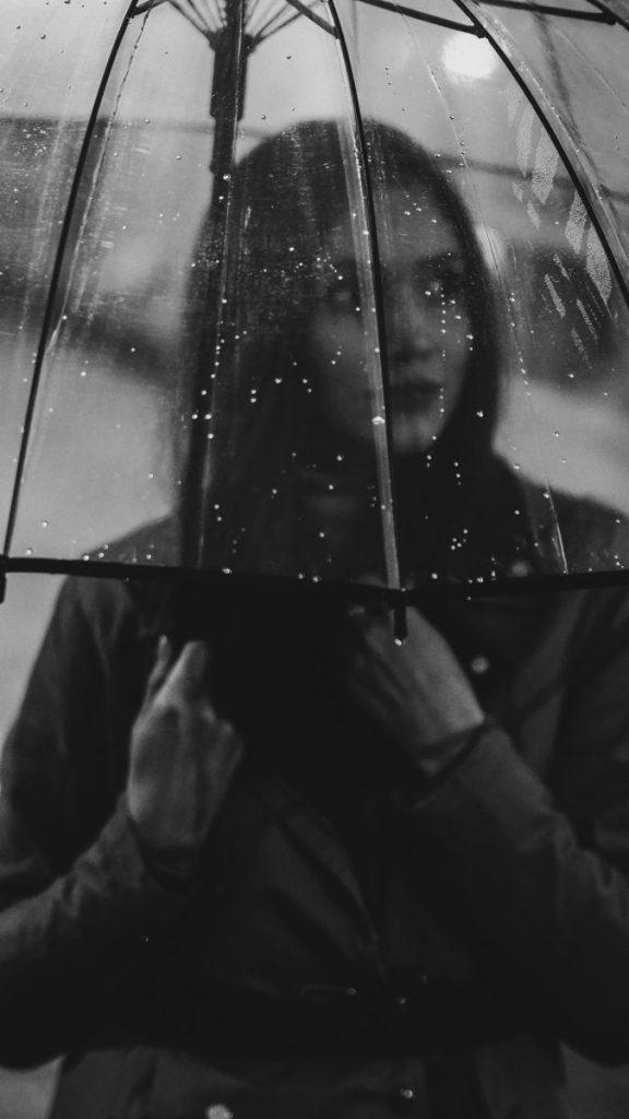 Красивые фото - девушка осенью под дождем (1)
