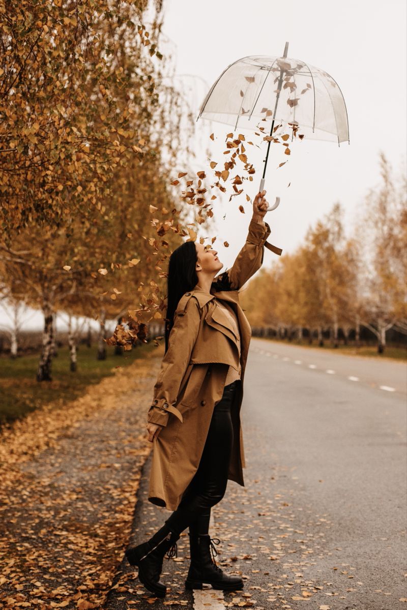 Красивые фото девушка осенью под дождем (10)