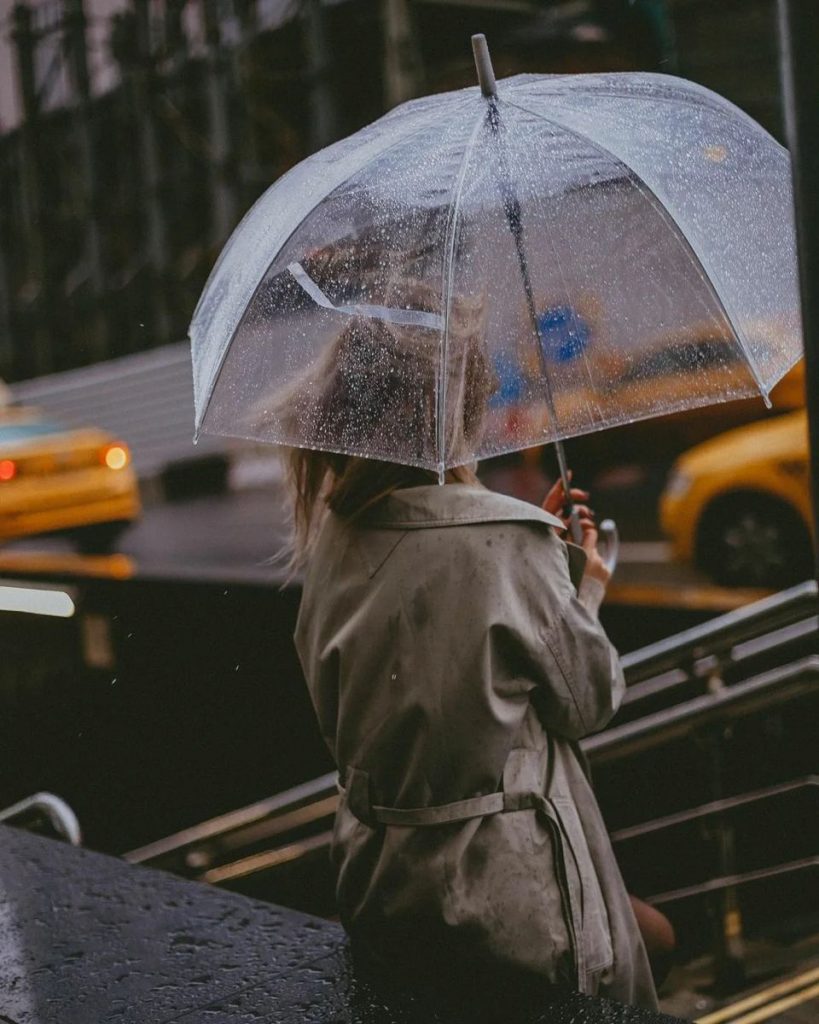 Красивые фото - девушка осенью под дождем (11)