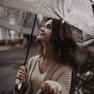 Красивые фото   девушка осенью под дождем (13)