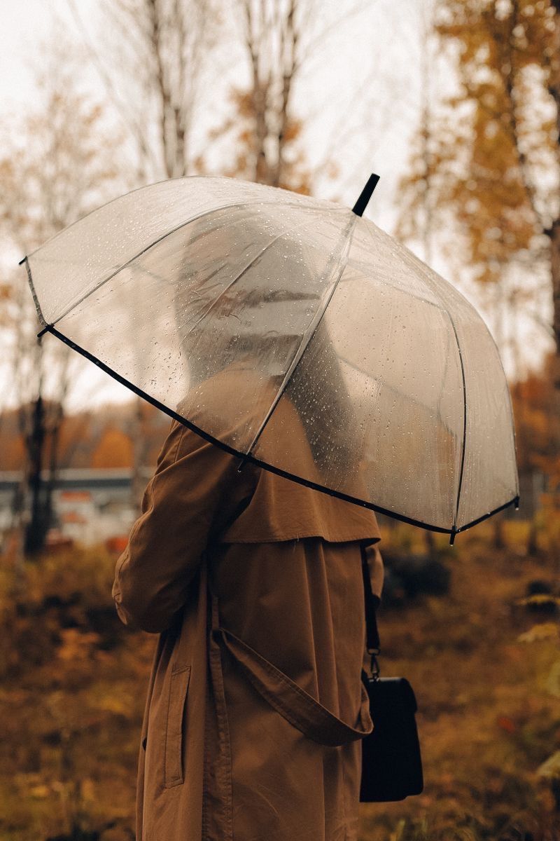 Красивые фото девушка осенью под дождем (14)