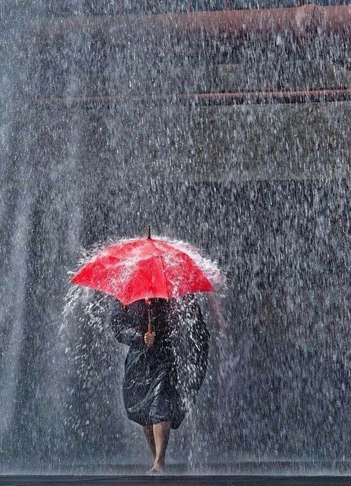 Красивые фото девушка осенью под дождем (19)