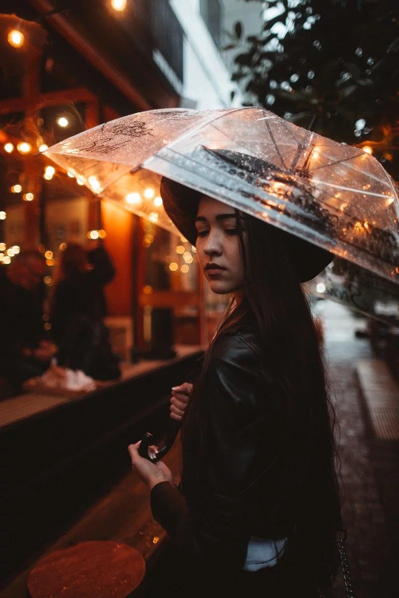 Красивые фото девушка осенью под дождем (21)