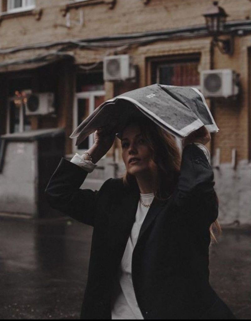 Красивые фото - девушка осенью под дождем (30)