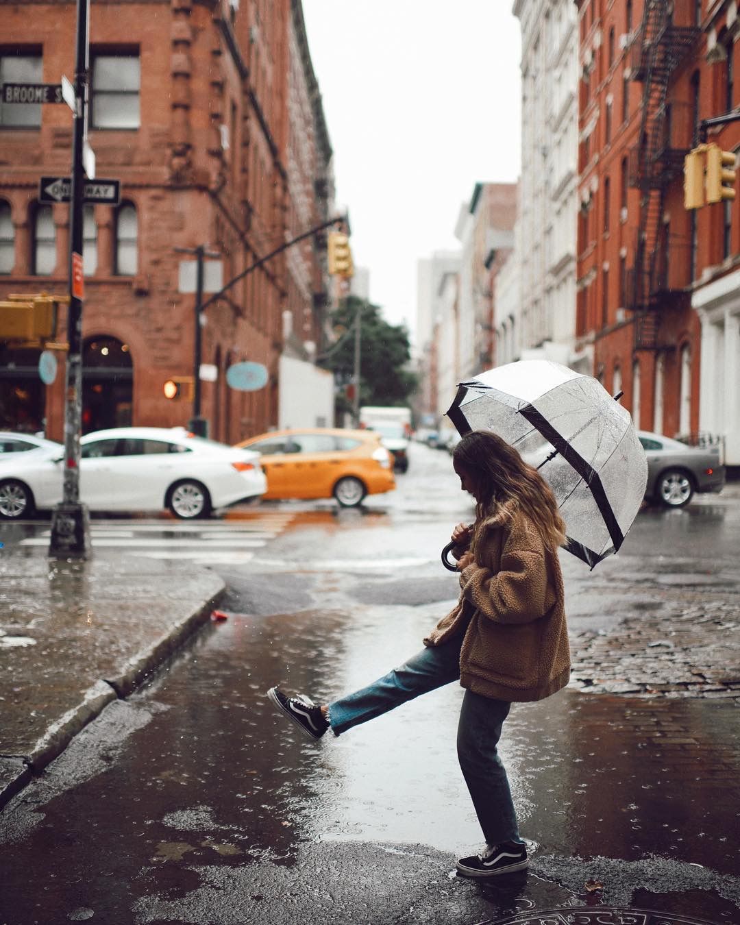 Красивые фото девушка осенью под дождем (5)