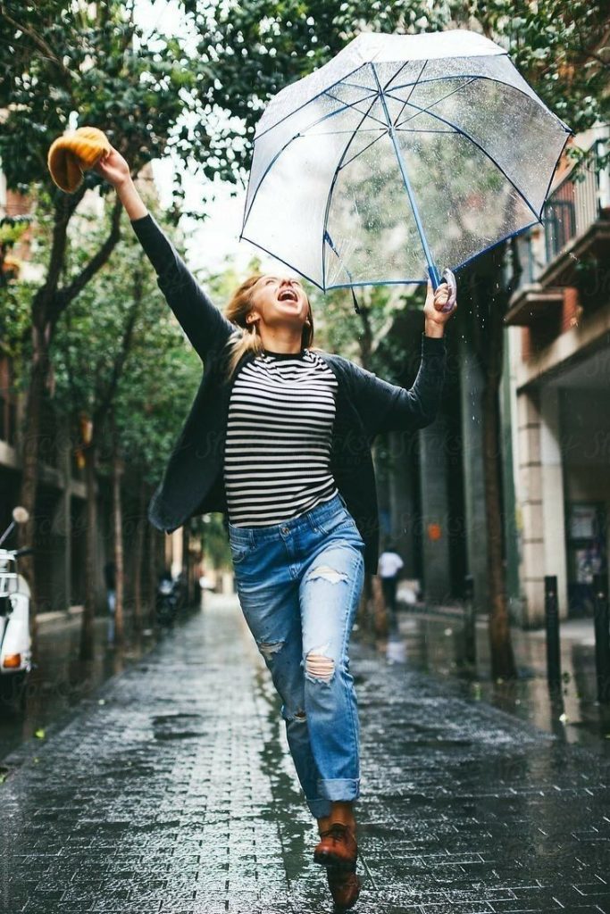 Красивые фото - девушка осенью под дождем (6)