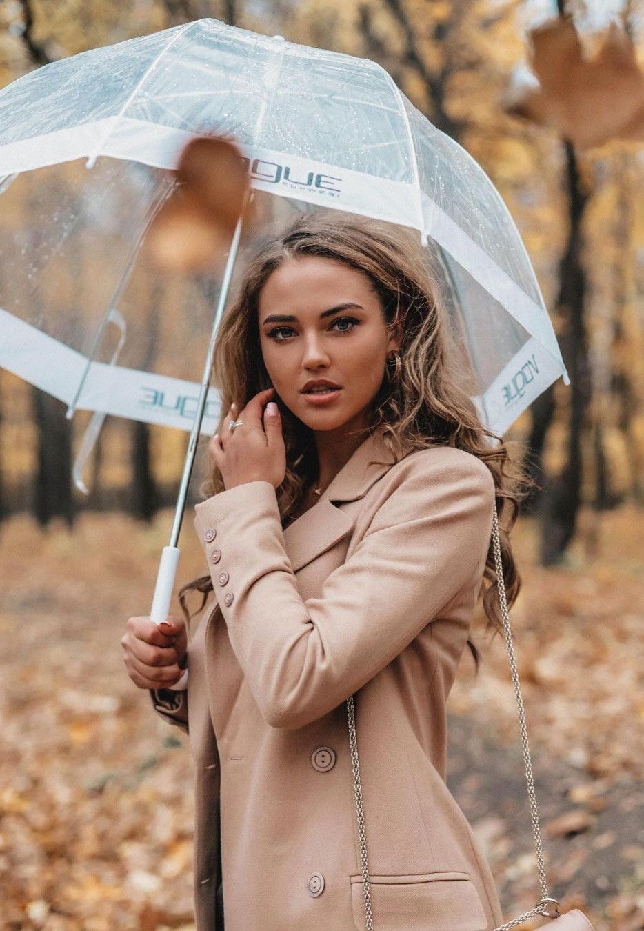 Красивые фото девушка осенью под дождем (7)