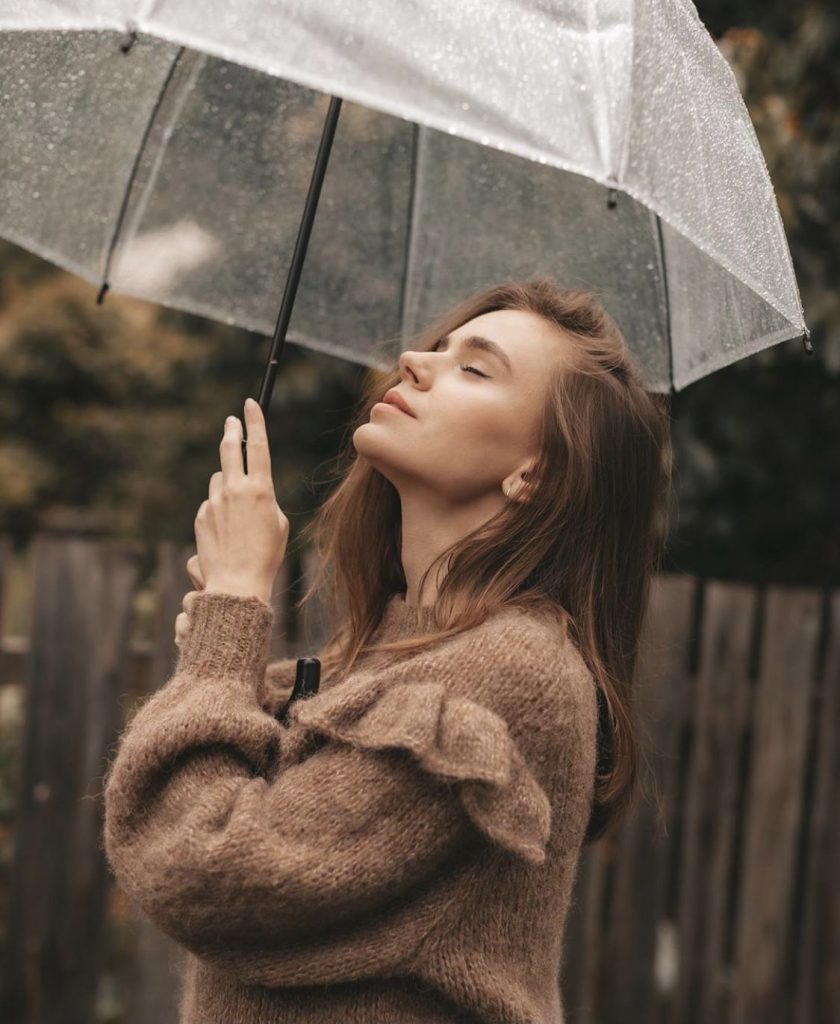 Красивые фото - девушка осенью под дождем (9)