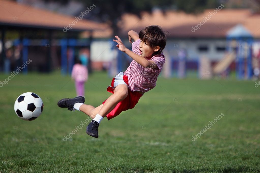 Мальчик играет в футбол картинка для детей (14)