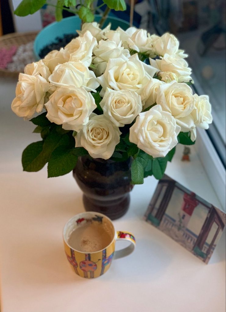Чашка кофе и цветы на ветках - обои и фото (15)