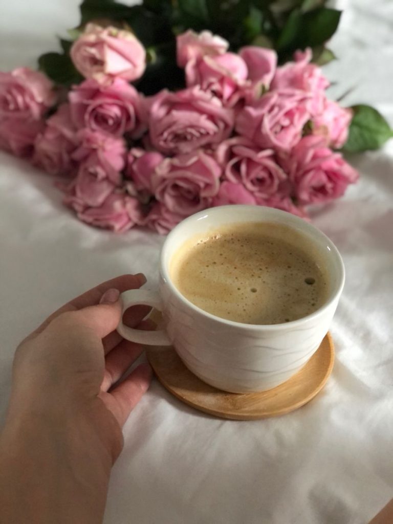 Чашка кофе и цветы на ветках - обои и фото (19)