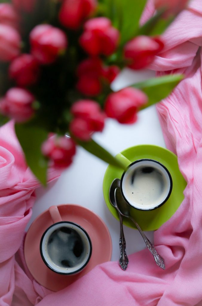 Чашка кофе и цветы на ветках - обои и фото (4)