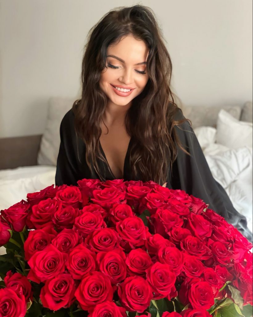 Красивые розы в руке девушки фото (14)