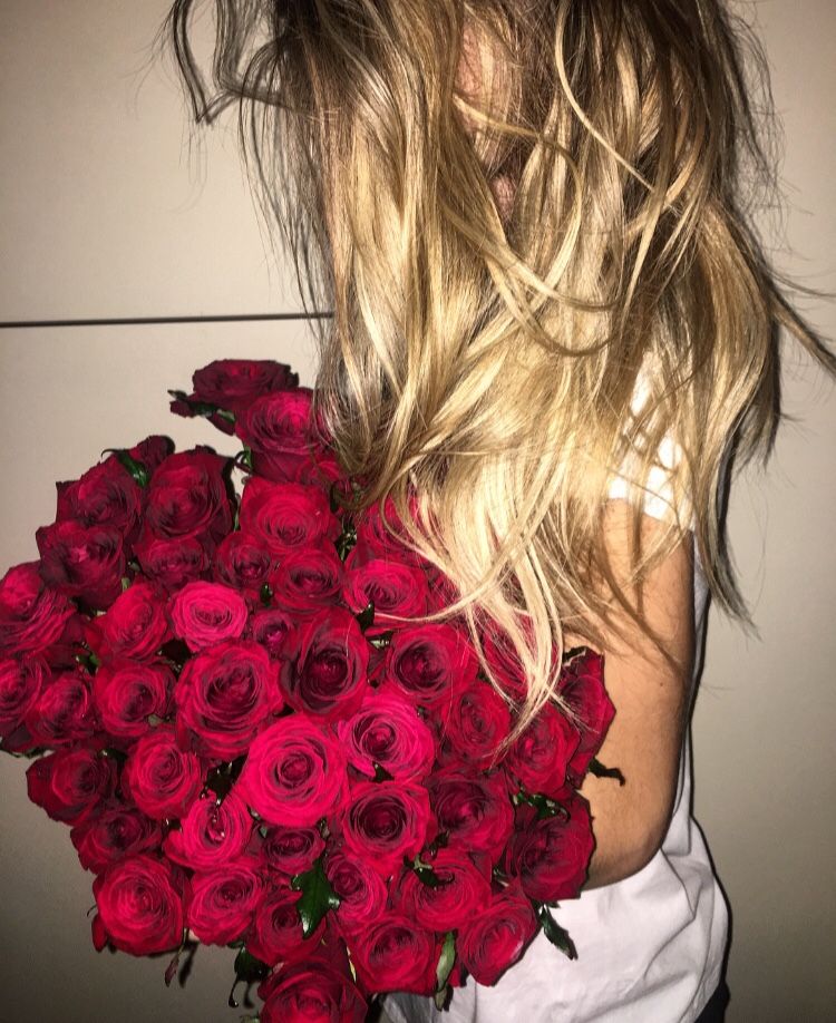 Красивые розы в руке девушки фото (15)