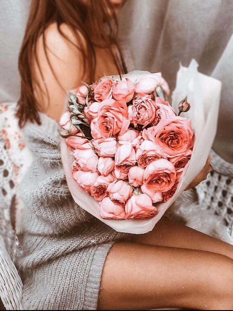 Красивые розы в руке девушки фото (16)