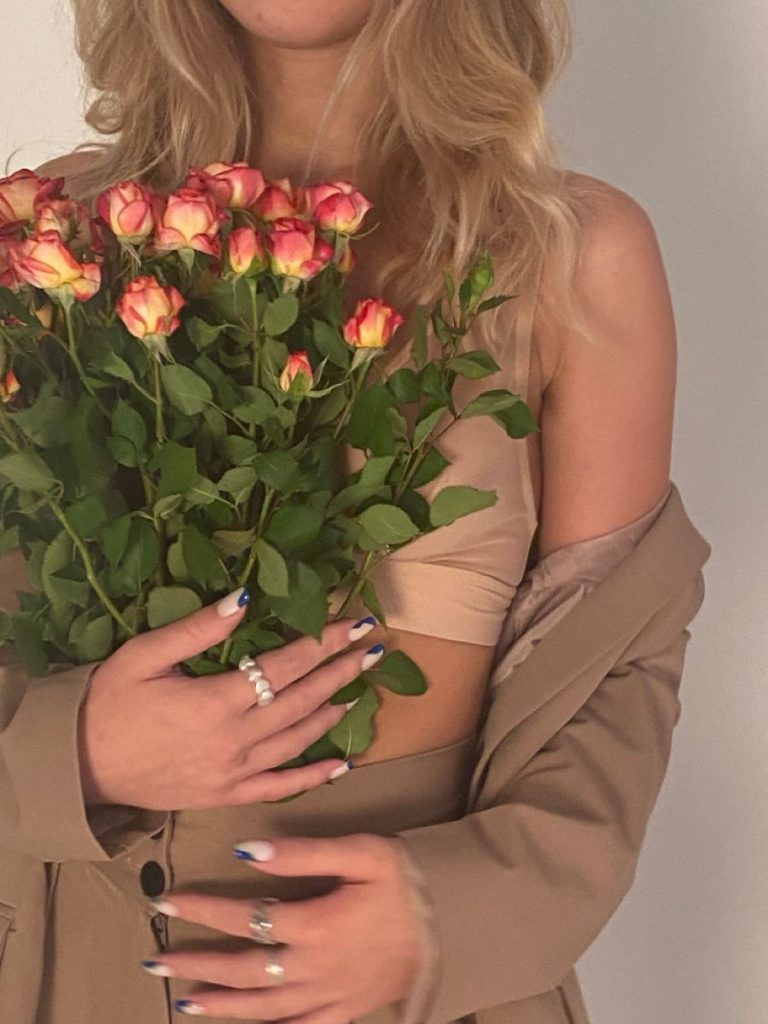 Красивые розы в руке девушки фото (17)